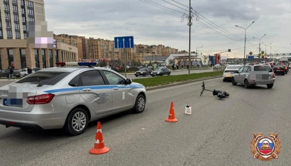 В Ставрополе иномарка сбила молодого человека на электросамокате