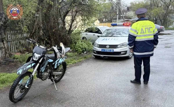 В Минводах задержан подросток, разъезжавший на питбайке по тротуаруам городского парка
