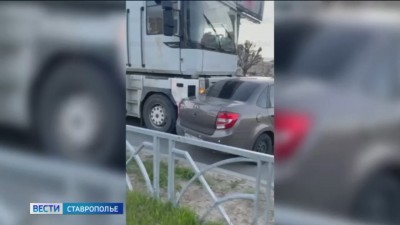 Массовое ДТП на улице Доваторцев: столкнулись три легковушки и грузовик