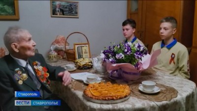 На Ставрополье сотрудники управления СКР и юнармейцы поздравили ветерана войны