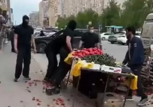 В Ставрополе  несколько молодчиков  в масках  разгромили палатку с овощами