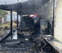 В Невинномысске загорелись автомобиль и жилой дом В Невинномысске загорелись автомобиль и жилой дом