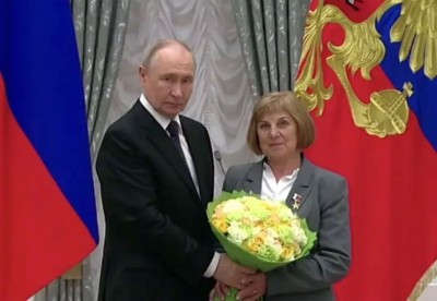 Президент РФ вручил ставропольской доярке золотую медаль «Герой Труда» Президент РФ вручил ставропольской доярке золотую медаль «Герой Труда»