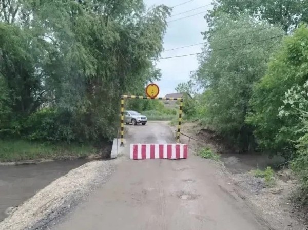 Плиты на мосту через реку Юца в Пятигорске сдвинулись из-за осадков Плиты на мосту через реку Юца в Пятигорске сдвинулись из-за осадков