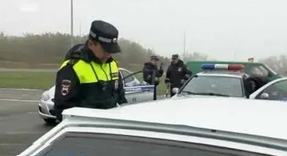 Автоинспекторов освободили от бумажной волокиты при оформлении нарушения ПДД Автоинспекторов освободили от бумажной волокиты при оформлении нарушения ПДД