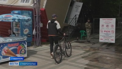 Велосипедам и самокатам вход воспрещён: спорные ограничения в Парке Победы Велосипедам и самокатам вход воспрещён: спорные ограничения в Парке Победы