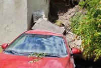 В Ессентуках часть подпорной стены обрушилась на автомобили