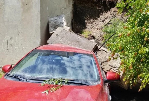 В Ессентуках часть подпорной стены обрушилась на автомобили