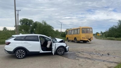 На Ставрополье легковушка столкнулась со школьным автобусом