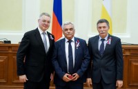 Губернатор Ставрополья вручил награды накануне Дня России Губернатор Ставрополья вручил награды накануне Дня России
