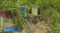 Съедает метры земли и приближается к домам. В Минераловодском округе борются с последствиями оползня Съедает метры земли и приближается к домам. В Минераловодском округе борются с последствиями оползня
