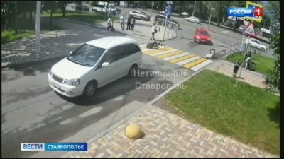 В Ставрополе самокатчик врезался в автомобиль