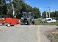 На Ставрополье трактор врезался в легковой автомобиль