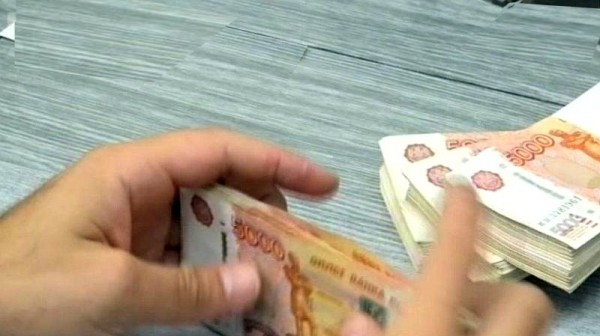 Главбух невинномысского предприятия присвоила зарплату сотрудников на 1, 8 млн рублей