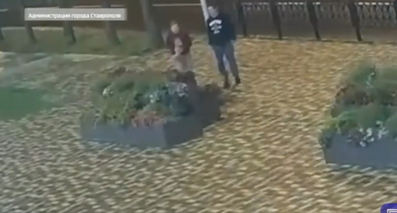 Злоумышлнники, вырывавшие цветы с клумб в Ставрополе, задержаны Злоумышлнники, вырывавшие цветы с клумб в Ставрополе, задержаны