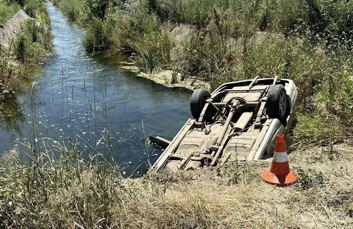 На Ставрополье автомобиль съехал в оросительный канал, водитель погиб На Ставрополье автомобиль съехал в оросительный канал, водитель погиб