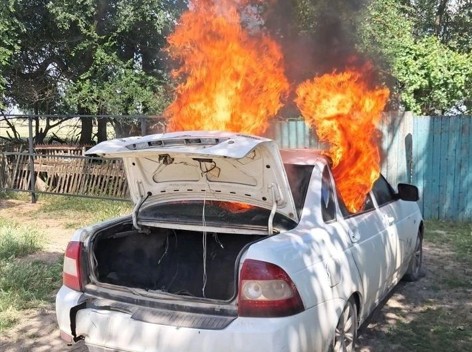 На Ставрополье женщина из ревности подожгла автомобиль знакомого На Ставрополье женщина из ревности подожгла автомобиль знакомого