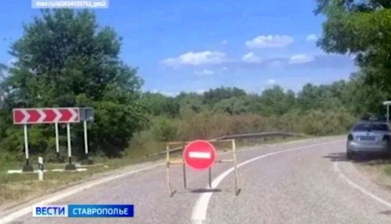 В Михайловске закрыт участок дороги в связи с налетом БПЛА В Михайловске закрыт участок дороги в связи с налетом БПЛА