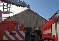 В Буденновске тушат пожар на рынке В Буденновске тушат пожар на рынке