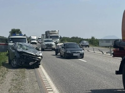 На трассе Кавказ сегодня произошло две аварии, один человек погиб, двое пострадали На трассе Кавказ сегодня произошло две аварии, один человек погиб, двое пострадали