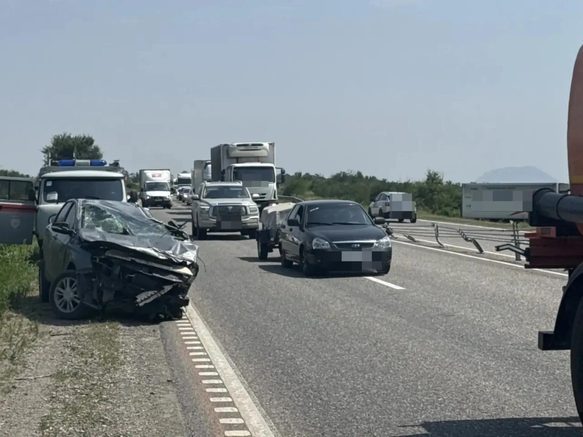 На трассе Кавказ сегодня произошло две аварии, один человек погиб, двое пострадали На трассе Кавказ сегодня произошло две аварии, один человек погиб, двое пострадали