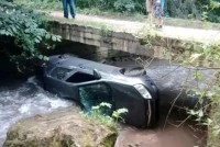В Кисловодске автомобиль упал в реку В Кисловодске автомобиль упал в реку