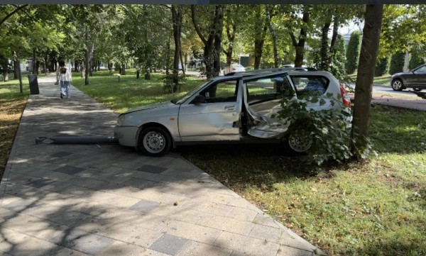 В Ессентуках водитель врезался в фонарь