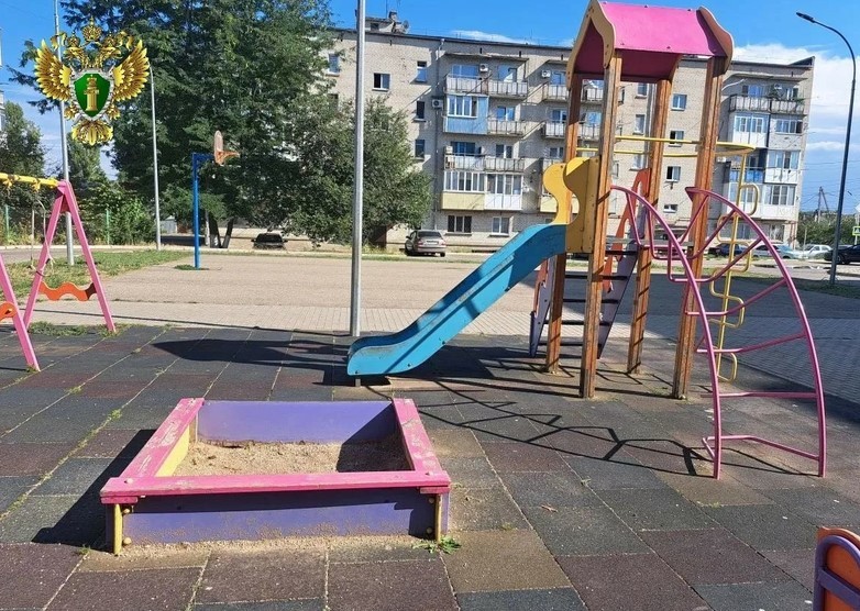 В Георгиевске детскую площадку отремонтировали после травмирования ребенка В Георгиевске детскую площадку отремонтировали после травмирования ребенка