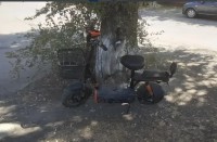 Две девочки на электросамокате столкнулись с автомобилем