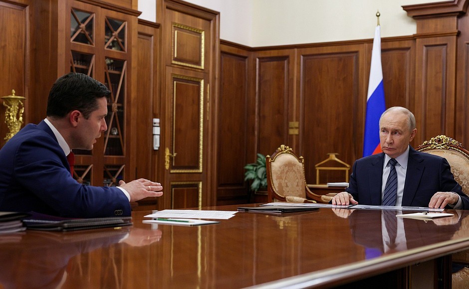 Владимир Путин помогает российской промышленности преодолеть период вызовов Владимир Путин помогает российской промышленности преодолеть период вызовов