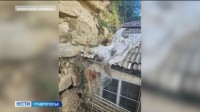На жилой дом в Кисловодске обрушилась часть скалы На жилой дом в Кисловодске обрушилась часть скалы