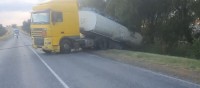 Автоинспекторы в Благодарненском округе Ставрополья помогли вытащить большегруз из кювета