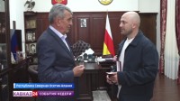 Мужчина, спасший мать и сына из тонущей машины, получил медаль "Во Славу Осетии"
