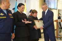 Глава Ставрополья передал награду семье Героя России Глава Ставрополья передал награду семье Героя России