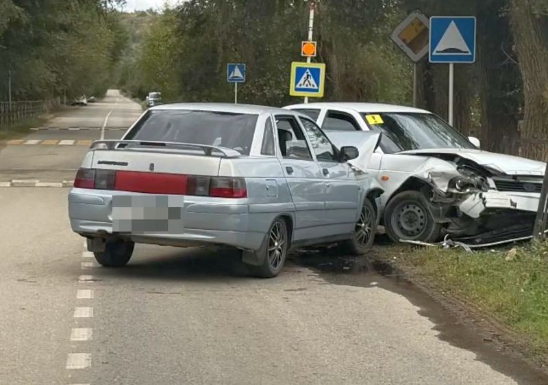 На Ставрополье начинающий водитель на «Приоре» врезался в «десятку» На Ставрополье начинающий водитель на «Приоре» врезался в «десятку»
