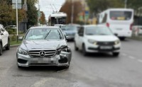 В Ставрополе столкнулись две иномарки, пострадал один человек В Ставрополе столкнулись две иномарки, пострадал один человек