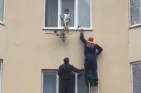 В Пятигорске запертые в квартире дети едва не выпали из окна третьего этажа В Пятигорске запертые в квартире дети едва не выпали из окна третьего этажа