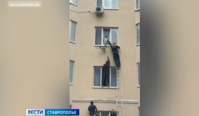 Полиция разыскала родителей детей, которые едва не выпали из окна многоэтажки в Пятигорске Полиция разыскала родителей детей, которые едва не выпали из окна многоэтажки в Пятигорске