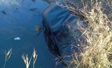 На Ставрополье "Лада Приора" улетела в канал: есть погибший На Ставрополье "Лада Приора" улетела в канал: есть погибший