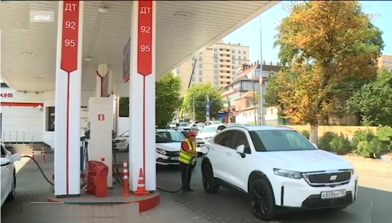 На Ставрополье за неделю снизились цены на бензин. На Ставрополье за неделю снизились цены на бензин.